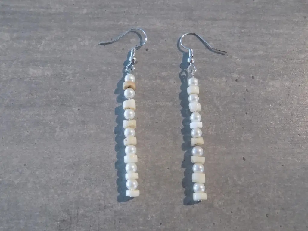 Artisanat - Boucle oreille droite perles nacre
