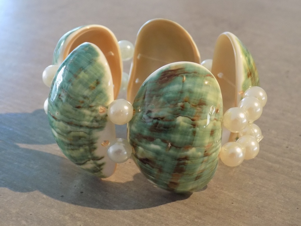 Artisanat -Bracelet coquilles vert poli         et perles